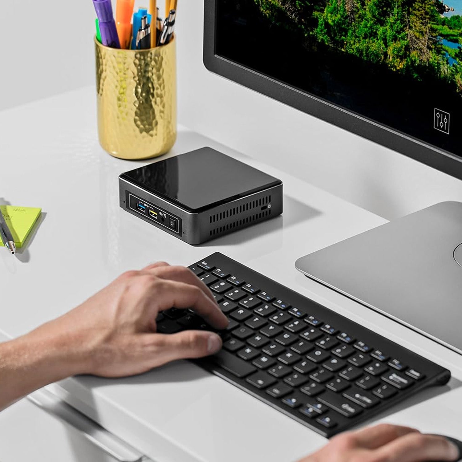 Intel NUC7i5BNK Mini PC – Intel Core i5-7260U, 8GB DDR4 RAM, 256GB NVMe SSD, Windows 11 Pro - Refurbished